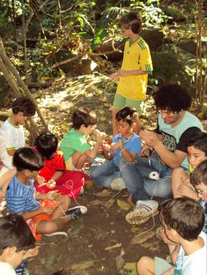 fazendo colares de sementes...